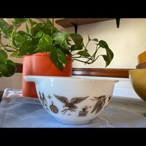 Vintage Pyrex bowl 1 /2 pint w glass lid